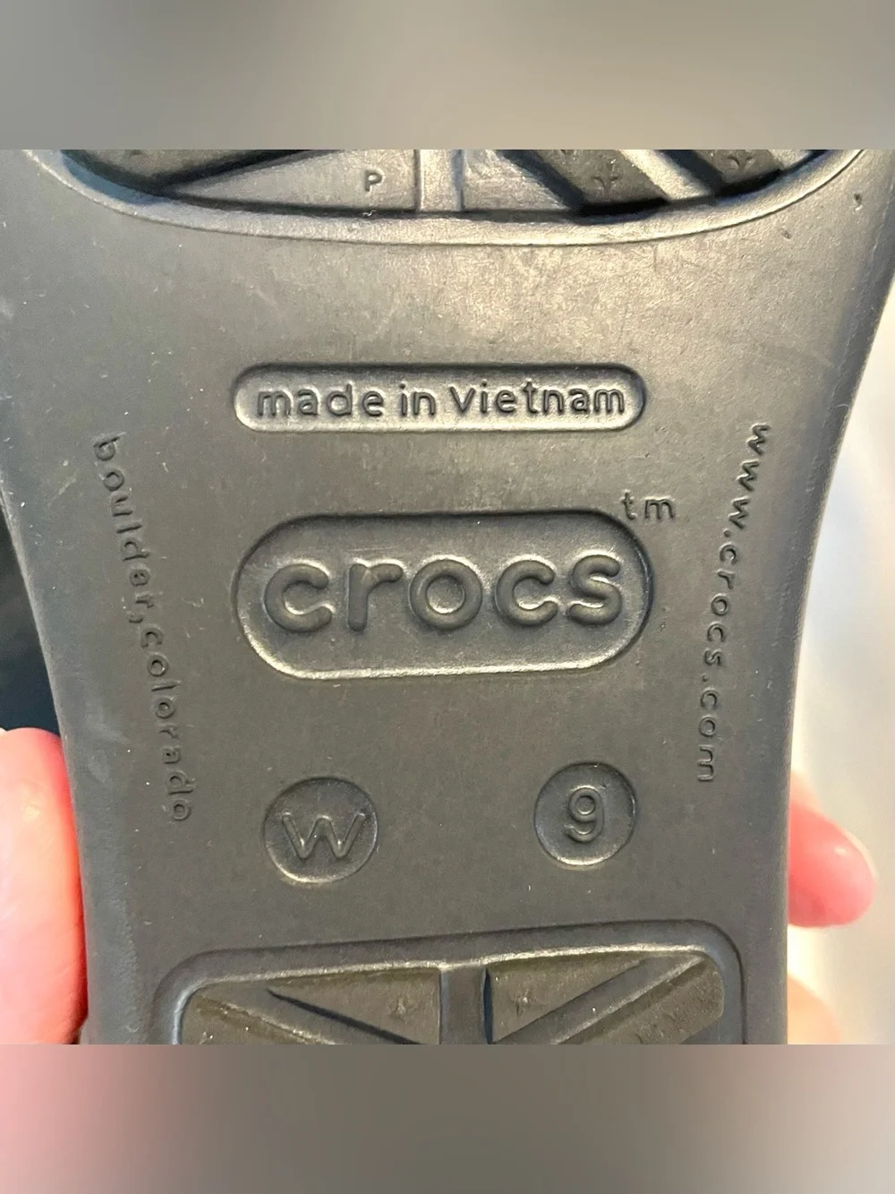 CROCS Sanrah Thong Wedge Sandal -Metal Disc Accent/Comfort- Woman’s Sz 9 - Black
